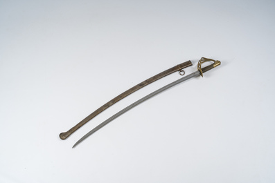 Een Franse 'Model 1822' cavaleriesabel, gemerkt 'Manufacture d'Armes de Ch&acirc;tellerault 1874', met bijhorende schede, 19de eeuw