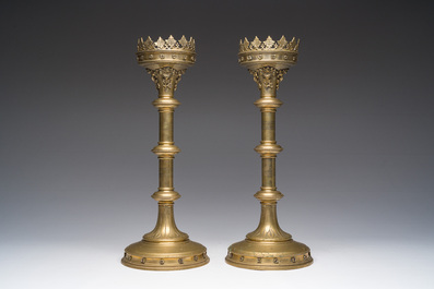 Een paar koperen deels gegraveerde neogotische kerkkandelaars met floraal reli&euml;fdecor, ca. 1900
