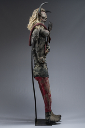 Een zeldzaam Ha&iuml;tiaans Bizango beeld van een vrouwelijke duivel met een drietand en een fles, gemengde techniek, 20ste eeuw