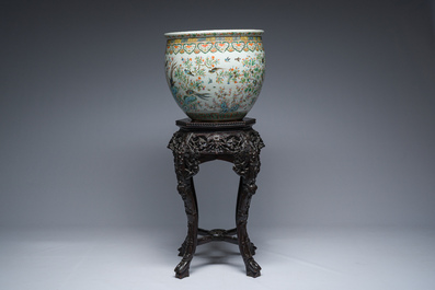 Jardini&egrave;re en porcelaine de Chine famille rose &agrave; d&eacute;cor d'oiseaux sur un socle en bois sculpt&eacute; et ajour&eacute; au plateau en marbre, 19&egrave;me/20&egrave;me si&egrave;cle