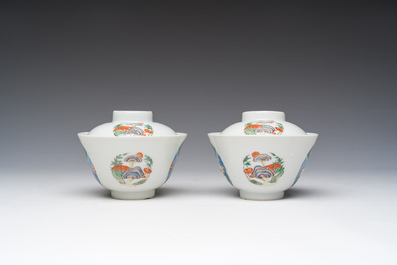 Een paar Chinese wucai dekselkommen met lingzhi, Qianlong merk, Republiek, 20ste eeuw