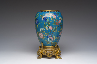 Vase en &eacute;maux cloisonn&eacute;s &agrave; d&eacute;cor de papillons parmi des fleurs sur socle en bronze dor&eacute;, Chine, 19&egrave;me si&egrave;cle