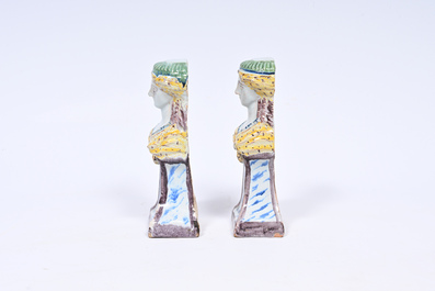 Paire de bustes de femmes en fa&iuml;ence polychrome, Nord de la France, 18&egrave;me si&egrave;cle