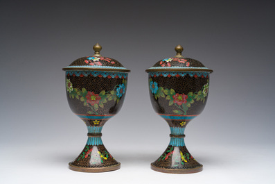 Een paar Chinese cloisonn&eacute; dekselkommen op voet, 19de eeuw