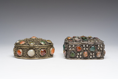 Deux bo&icirc;tes couvertes en m&eacute;tal argent&eacute; filigran&eacute; et serties de pierres dures, Inde, 20&egrave;me si&egrave;cle