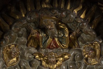 Autel exceptionnel en bois dor&eacute; et polychrome &agrave; d&eacute;cor de Dieu le P&egrave;re et des anges accompagn&eacute; d'une Vierge, Espagne, 18&egrave;me si&egrave;cle