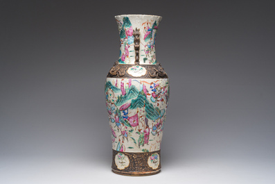 Vase en porcelaine de Chine famille rose dite 'de Nankin' &agrave; d&eacute;cor de sc&egrave;nes guerri&egrave;res, 19&egrave;me si&egrave;cle