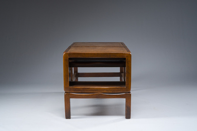 Een Engelse Victoriaanse mahoniehouten bibliotheekladder bekleed met leder omvormbaar tot bijzettafel, ca. 1900