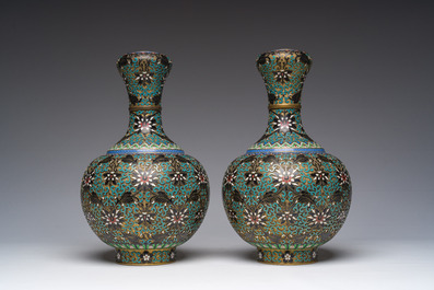 Deux paires de vases en &eacute;maux cloisonn&eacute;s &agrave; d&eacute;cor floral, Chine, 20&egrave;me si&egrave;cle