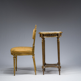 Table d'appoint &agrave; plateau en marbre, un miroir orn&eacute; de d&eacute;tails en pl&acirc;tre et une chaise en bois dor&eacute;, France, 19&egrave;me/20&egrave;me si&egrave;cle