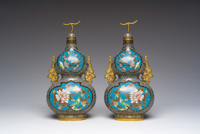 Deux paires de vases en &eacute;maux cloisonn&eacute;s &agrave; d&eacute;cor floral, Chine, 20&egrave;me si&egrave;cle
