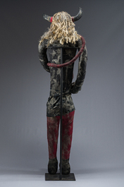 Een zeldzaam Ha&iuml;tiaans Bizango beeld van een vrouwelijke duivel met een drietand en een fles, gemengde techniek, 20ste eeuw