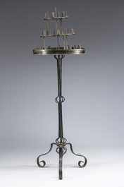 Chandelier &agrave; trois niveaux n&eacute;o-gothique &agrave; trois pieds en m&eacute;tal patin&eacute; et cuivre, 19&egrave;me/20&egrave;me si&egrave;cle