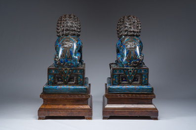 Paire de lions bouddhistes en &eacute;maux cloisonn&eacute;s sur un socle en bois, Chine, 20&egrave;me si&egrave;cle
