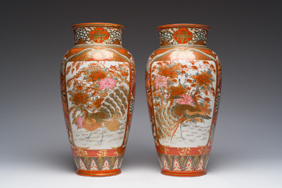 Paire de vases en porcelaine Kutani de Japon &agrave; d&eacute;cor d'oiseaux parmi des branches fleuries et de figures dans un paysage, Meiji, vers 1900
