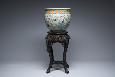 Jardini&egrave;re en porcelaine de Chine famille rose &agrave; d&eacute;cor d'oiseaux sur un socle en bois sculpt&eacute; et ajour&eacute; au plateau en marbre, 19&egrave;me/20&egrave;me si&egrave;cle