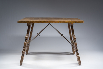 Table en noyer aux raccords en fer forg&eacute;, Espagne, 18&egrave;me si&egrave;cle