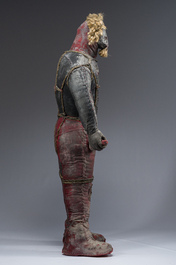 Effigie Bizango d'une figure poilue tenant une bouteille de boisson dans chaque main, techniques mixtes, Ha&iuml;ti, 20&egrave;me si&egrave;cle