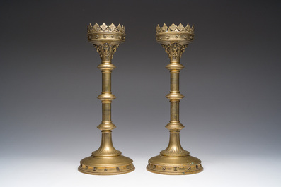 Een paar koperen deels gegraveerde neogotische kerkkandelaars met floraal reli&euml;fdecor, ca. 1900