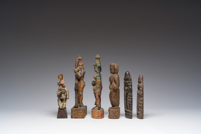 Zes Indische deels gepolychromeerde houten sculpturen, 19de/20ste eeuw