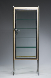 Een Belgische verchroomd en gepatineerd metalen doktersvitrine met vier glazen legborden, Usines Annoye, derde kwart 20ste eeuw