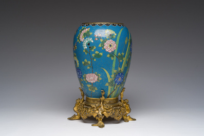 Vase en &eacute;maux cloisonn&eacute;s &agrave; d&eacute;cor de papillons parmi des fleurs sur socle en bronze dor&eacute;, Chine, 19&egrave;me si&egrave;cle