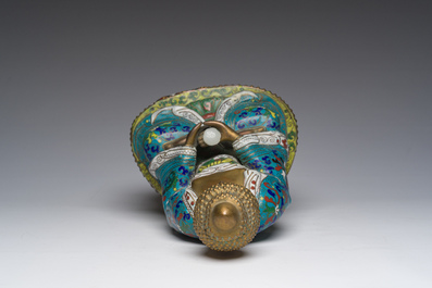 Een Chinese cloisonn&eacute; Boeddha met een witte jade lotusbloem, 20ste eeuw