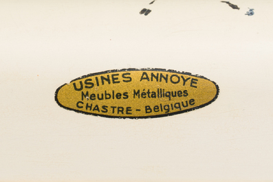 Een Belgische verchroomd en gepatineerd metalen doktersvitrine met vier glazen legborden, Usines Annoye, derde kwart 20ste eeuw