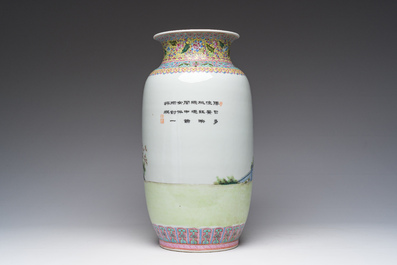 Een Chinese famille rose vaas met hofdames die zich ontspannen in een paleistuin, Qianlong merk, Republiek, 20ste eeuw