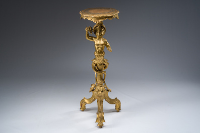 Table d'appoint en bois sculpt&eacute; et dor&eacute; &agrave; d&eacute;cor d'un homme-poisson, Italie, 19&egrave;me si&egrave;cle