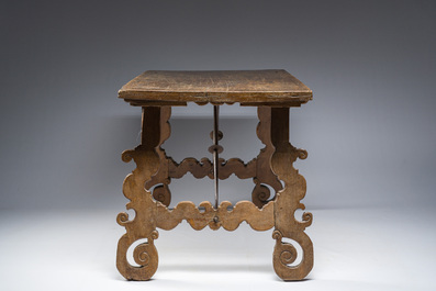 Table en noyer aux raccords en fer forg&eacute;, Espagne, 18&egrave;me si&egrave;cle