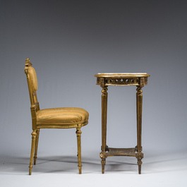 Table d'appoint &agrave; plateau en marbre, un miroir orn&eacute; de d&eacute;tails en pl&acirc;tre et une chaise en bois dor&eacute;, France, 19&egrave;me/20&egrave;me si&egrave;cle