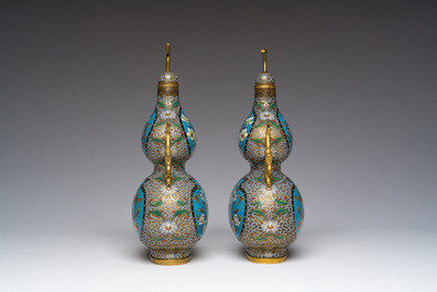 Deux paires de vases en &eacute;maux cloisonn&eacute;s &agrave; d&eacute;cor floral, Chine, 20&egrave;me si&egrave;cle