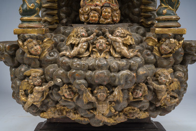 Autel exceptionnel en bois dor&eacute; et polychrome &agrave; d&eacute;cor de Dieu le P&egrave;re et des anges accompagn&eacute; d'une Vierge, Espagne, 18&egrave;me si&egrave;cle