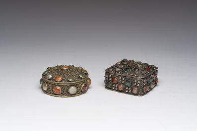 Deux bo&icirc;tes couvertes en m&eacute;tal argent&eacute; filigran&eacute; et serties de pierres dures, Inde, 20&egrave;me si&egrave;cle