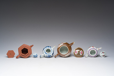 Quatre th&eacute;i&egrave;res en porcelaine de Chine en bleu, blanc et famille rose et en gr&egrave;s de Yixing, Kangxi/Qianlong