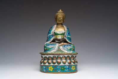 Een Chinese cloisonn&eacute; Boeddha met een witte jade lotusbloem, 20ste eeuw