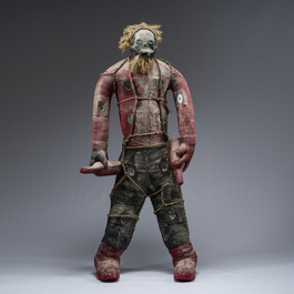 Effigie Bizango d'une figure poilue tenant une bouteille de boisson dans chaque main, techniques mixtes, Ha&iuml;ti, 20&egrave;me si&egrave;cle