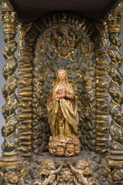 Autel exceptionnel en bois dor&eacute; et polychrome &agrave; d&eacute;cor de Dieu le P&egrave;re et des anges accompagn&eacute; d'une Vierge, Espagne, 18&egrave;me si&egrave;cle