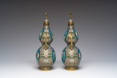 Deux paires de vases en &eacute;maux cloisonn&eacute;s &agrave; d&eacute;cor floral, Chine, 20&egrave;me si&egrave;cle
