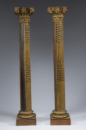 Een paar rijk gesculpteerde verguld houten zuilen met Corinthische kapitelen, 19de eeuw