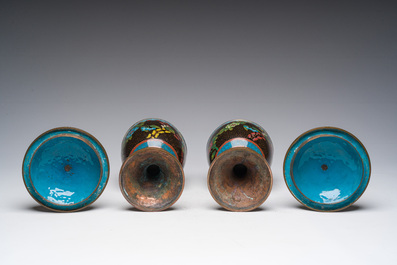 Een paar Chinese cloisonn&eacute; dekselkommen op voet, 19de eeuw