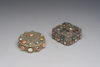Deux bo&icirc;tes couvertes en m&eacute;tal argent&eacute; filigran&eacute; et serties de pierres dures, Inde, 20&egrave;me si&egrave;cle