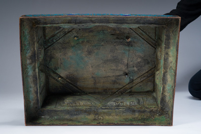 Paire de lions bouddhistes en &eacute;maux cloisonn&eacute;s sur un socle en bois, Chine, 20&egrave;me si&egrave;cle