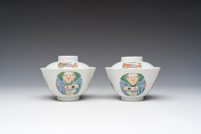 Een paar Chinese wucai dekselkommen met lingzhi, Qianlong merk, Republiek, 20ste eeuw