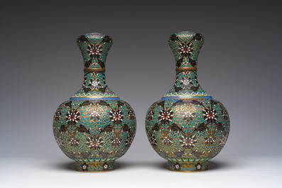 Deux paires de vases en &eacute;maux cloisonn&eacute;s &agrave; d&eacute;cor floral, Chine, 20&egrave;me si&egrave;cle
