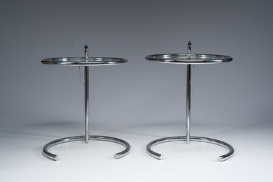 Eileen Gray (1878-1976): Paire de tables d'appoint r&eacute;glables en hauteur en acier chrom&eacute; et verre, Classicon Adjustable Table E1027, [ann&eacute;es 70]