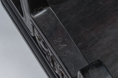 Socle de forme carr&eacute;e en bois sculpt&eacute;, Chine, 19&egrave;me si&egrave;cle