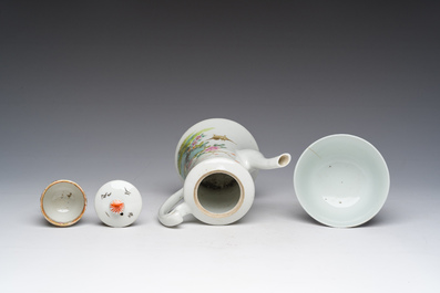 Une th&eacute;i&egrave;re en porcelaine de Chine famille rose, deux bols en bleu et blanc et un coquetier famille rose de Canton, Yongzheng et post&eacute;rieur