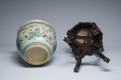 Jardini&egrave;re en porcelaine de Chine famille rose &agrave; d&eacute;cor d'oiseaux sur un socle en bois sculpt&eacute; et ajour&eacute; au plateau en marbre, 19&egrave;me/20&egrave;me si&egrave;cle